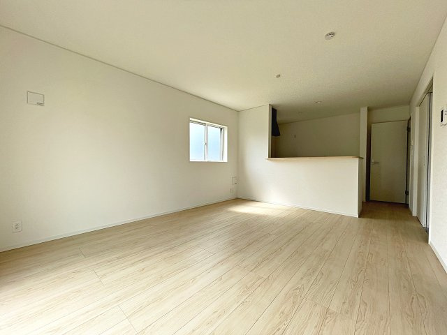 新築戸建・新築建売　郡山市安積町笹川第7　永盛小・安積中の居間・リビング|15帖のLDK　キッチンの前にダイニングテーブルを設置すれば、お料理の配膳もスムーズです！