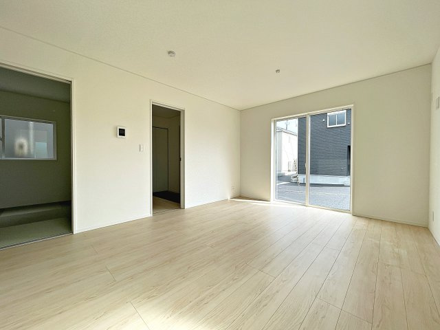 新築戸建・新築建売　郡山市安積町笹川第7　永盛小・安積中の居間・リビング|太陽の日差しが気持ちの良いリビングは広々としているので家具を設置してもゆとりがあります！