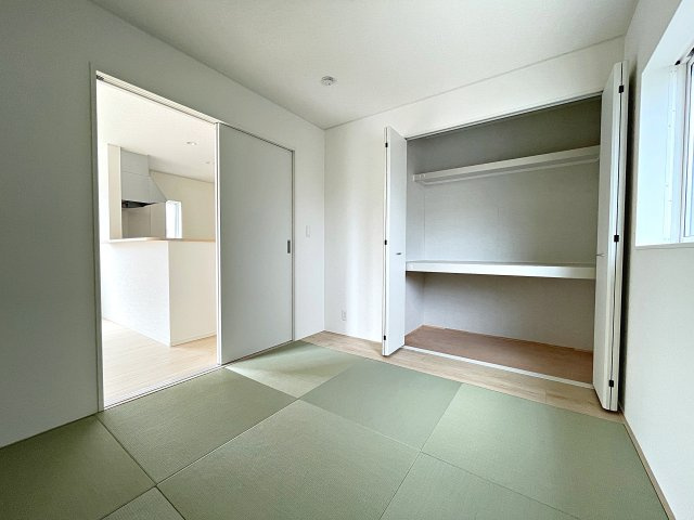新築戸建・新築建売　郡山市安積町笹川第7　永盛小・安積中の和室|畳のぬくもりが心地いい和室。リビングから見守ることができ、お子様のお昼寝や遊び場に最適です！
