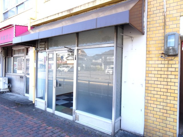 大運寺ビル貸店舗の玄関