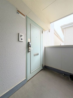 【その他共用部分】 | ウインベルデュエット川口　3階 | 共用廊下は屋根付きで雨の日も安心。清掃も行き届き、管理状態の良さが感じられます。