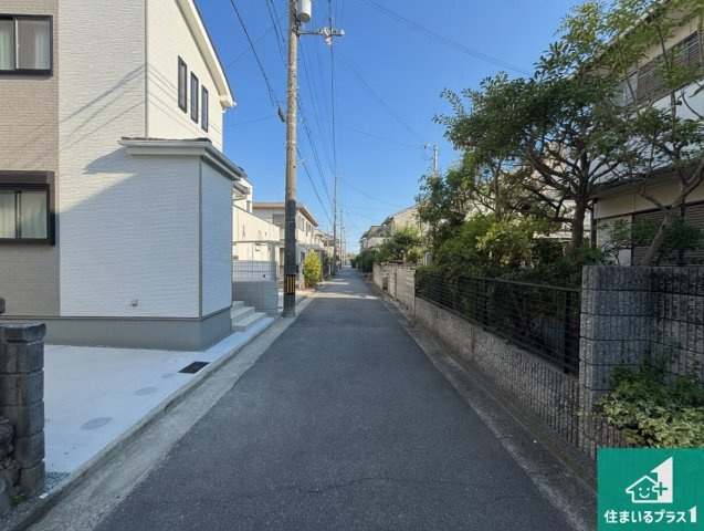 堺市東区日置荘北町　新築一戸建ての前面道路含む現地写真|周辺は閑静な住宅街！前面道路広々で車の出し入れも便利です。駐車が苦手な方でも安心して車庫入れできます！