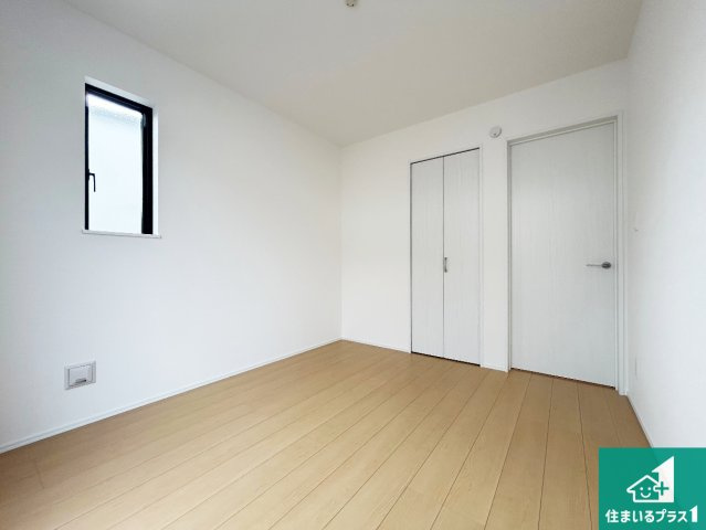 堺市東区日置荘北町　新築一戸建ての洋室|シンプルな洋室は、自分好みのインテリアが楽しめます♪ご家族とインテリアや家具を選びに行くのは入居時の醍醐味の一つです。ぜひお楽しみください♪
