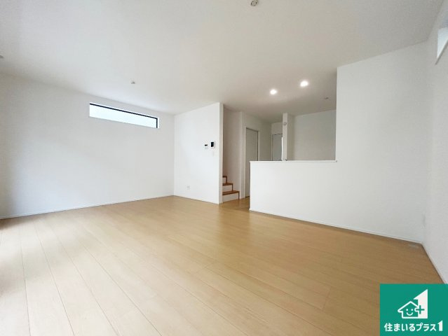 堺市東区日置荘北町　新築一戸建ての居間・リビング|日当たり良好の明るいリビングで朝の目覚めもスッキリできそう！対面キッチンでご家族のコミュニケーションも自然と増える設計！小さなお子様が遊ぶスペースを作っても広々とくつろげるLDK！