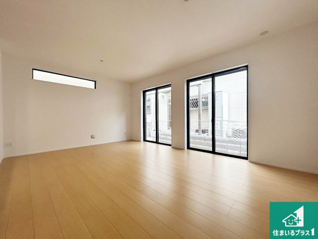 堺市東区日置荘北町　新築一戸建ての居間・リビング|シンプルなリビングは、観葉植物等のインテリアを楽しめますね！パパ好みにも、ママ好みにも家具次第で雰囲気を変えることができます！