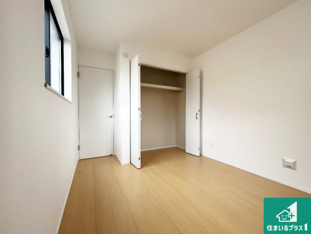 堺市東区日置荘北町　新築一戸建ての洋室|シンプルな洋室は、自分好みのインテリアが楽しめます♪ご家族とインテリアや家具を選びに行くのは物件購入時の醍醐味の一つです。ぜひお楽しみください♪