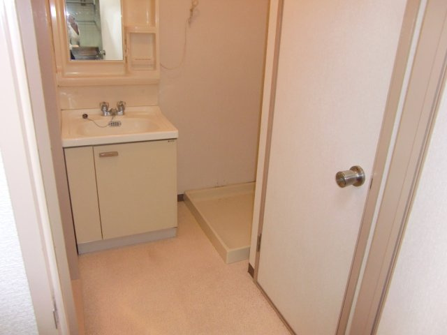 プレアール宝塚泉町の洗面所|明るい洗面所です