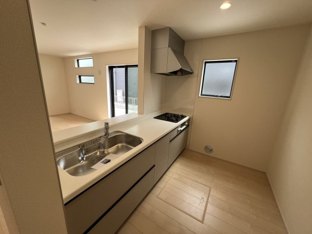 あきる野市伊奈　新築戸建全15棟のキッチン|キッチンスペースは家族並んで料理してもゆとりのある広さです。