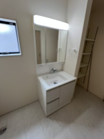 あきる野市伊奈　新築戸建全15棟の洗面所|身だしなみを整えやすく、収納たっぷりの三面鏡付洗面化粧台☆