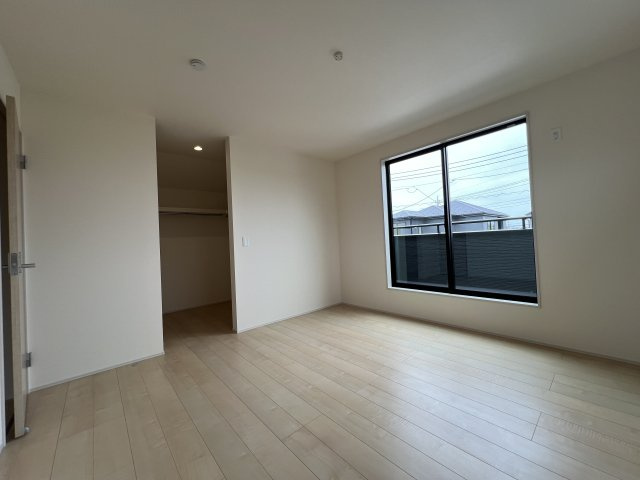 あきる野市伊奈　新築戸建全15棟の洋室|【洋室3】たっぷりの収納力を備えたウォークインクロゼット付き