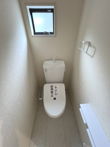 あきる野市伊奈　新築戸建全15棟のトイレ|2階温水シャワートイレ