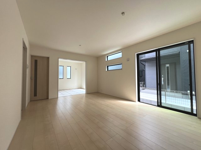 あきる野市伊奈　新築戸建全15棟の居間・リビング|4.5帖の和室は引き込み戸に付きリビングと一体化して開放感があります。