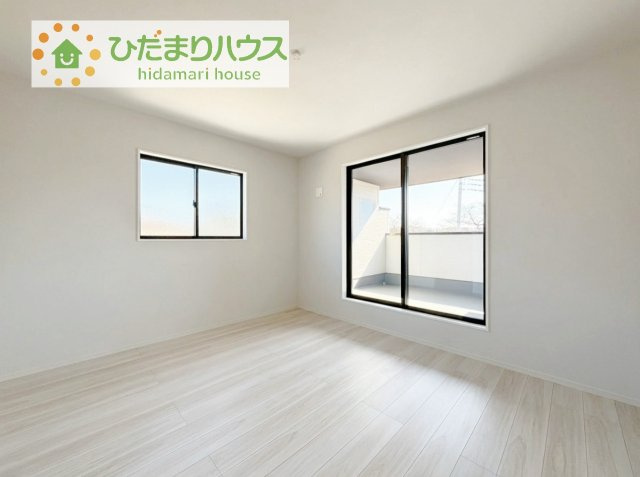 【寝室】 | 土浦市桜町2期　新築戸建　2号棟 | バルコニーに面していて、たっぷり光りの入る明るい主寝室です！
