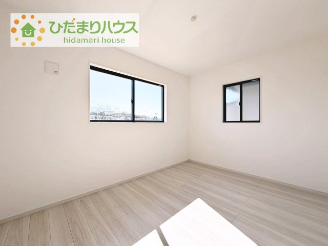 【洋室】 | 土浦市桜町2期　新築戸建　2号棟 | 窓が多く、明るい空間を演出してくれます(*^^*)