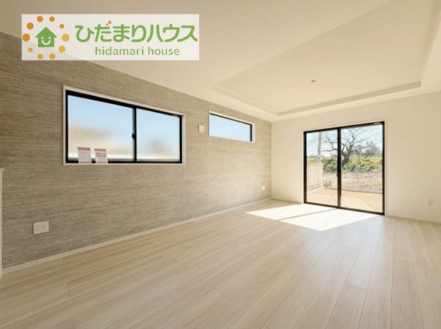 【居間・リビング】 | 土浦市桜町2期　新築戸建　2号棟 | 南に面した大きな窓から差し込む光で日中は電気いらず♪