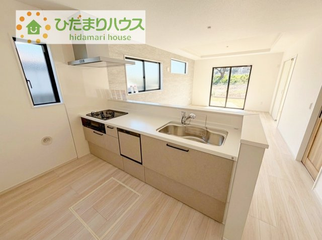 【キッチン】 | 土浦市桜町2期　新築戸建　2号棟 | コンロは嬉しい3口コンロ！シンクはつなぎ目なしでお掃除も簡単です♪