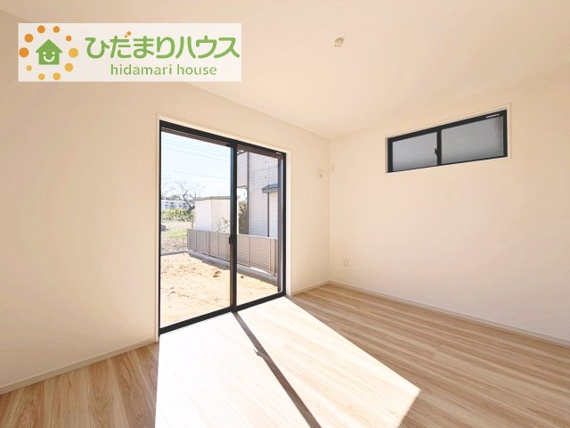 【洋室】 | 土浦市桜町2期　新築戸建　1号棟 | 小さなお子さまのいる方におすすめ！リビング横の洋室でお子様が遊んでる様子も確認できます(^^)/