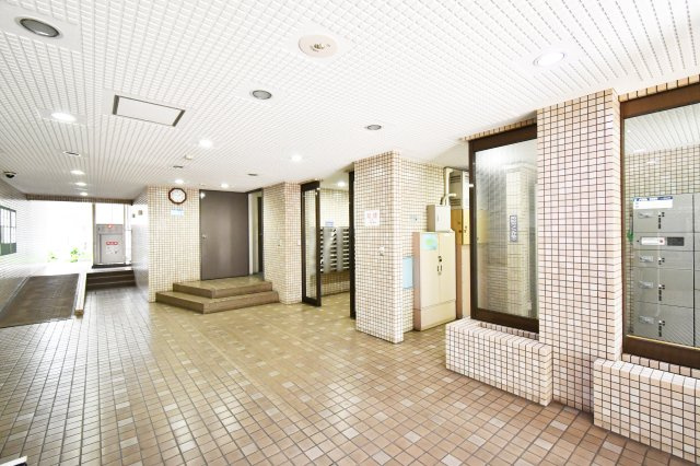 グリーンパーク大宮1号棟のエントランス|広々とした共用部は清掃が行き届き、管理体制の良さを感じる空間。日常の出入りも快適に行える設計です。