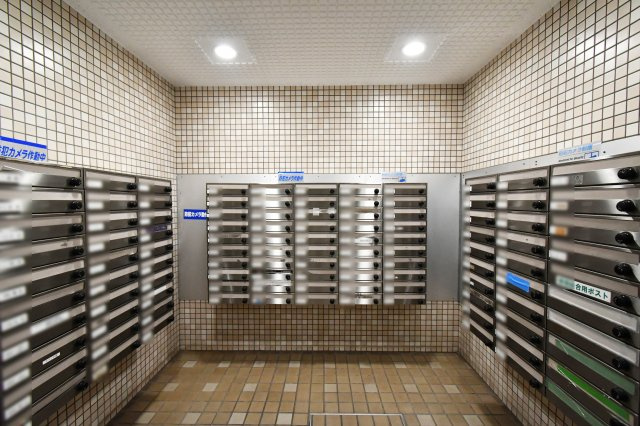 グリーンパーク大宮1号棟の設備|整然と配置された集合ポストで管理状態も良好。日々の郵便物の受け取りもスムーズに行えます。