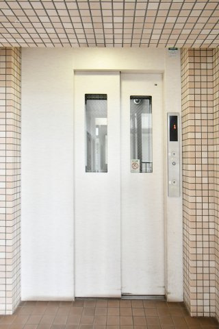 グリーンパーク大宮1号棟のその他共用部分|共用部にエレベーターを設置しており、荷物が多い日や移動時も負担を軽減。日常の利便性を支えます。