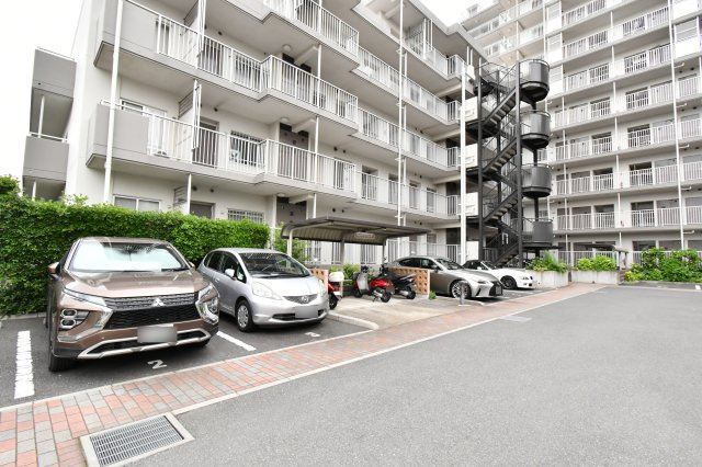グリーンパーク大宮1号棟の駐車場|敷地内に駐車スペースを確保。車の出し入れがしやすい配置で、日常の移動手段として車を利用する方にも対応可能です。