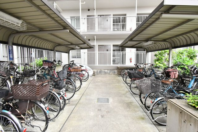 グリーンパーク大宮1号棟の駐輪場|屋根付きの駐輪場で雨の日でも安心して利用可能。台数もしっかり確保されており、日常使いの自転車置き場として便利です。