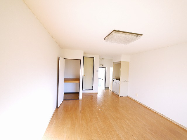 ヴィラパレスの居間・リビング|ゆったりした洋室です