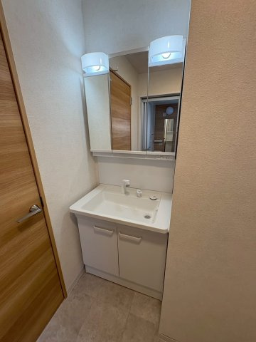 千鳥ヶ丘１丁目　中古戸建ての独立洗面台