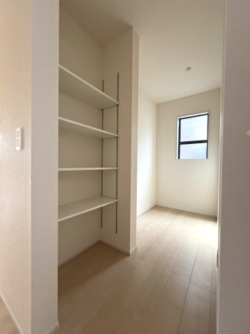 あきる野市伊奈　新築戸建全15棟の収納|キッチンの後ろには大容量のウォークインクローゼット付き！上着やカバン、ランドセルなどしまえるとお部屋がすっきりしますね☆
