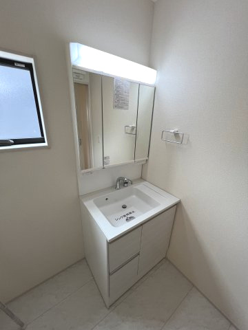 あきる野市伊奈　新築戸建全15棟の洗面所|身だしなみを整えやすく、収納たっぷりの三面鏡付洗面化粧台☆
