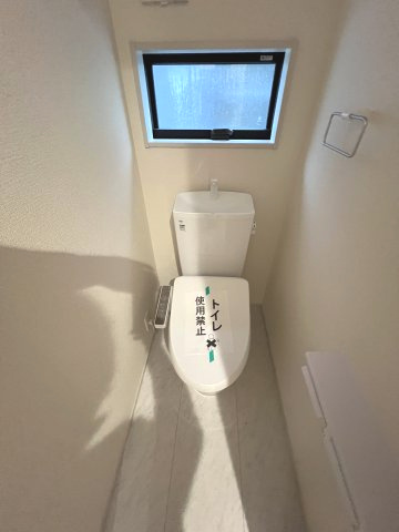 あきる野市伊奈　新築戸建全15棟のトイレ|1階温水シャワートイレ