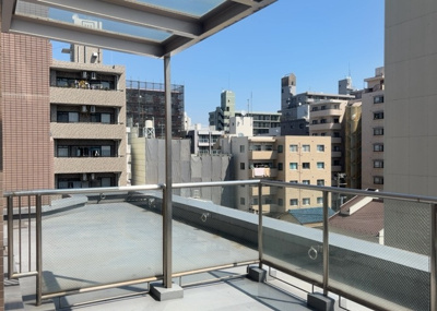 【バルコニー】 | パラッツオ相模原 | バルコニーは、室外の専用スペースのうち、「屋根がなく開放された空間」であるものを指します。ベランダより広いタイプのものが多く、日当たりもよいため家庭菜園などを楽しみたい人にとって適した環境となります。