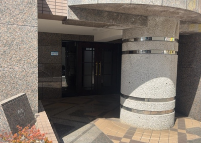 【エントランス】 | パラッツオ相模原 | マンションのエントランスには、もともと風よけや防犯の役割がありますが、マンションによって宅配ボックスなどの設備が備わっている所もあります。日々の生活をイメージしながら生活しやすさをチェックしましょう。