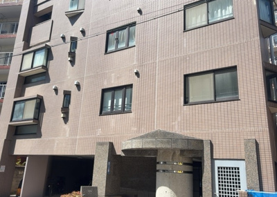 【外観】 | パラッツオ相模原 | 外観はマンション管理がされているかの目安になります。築年数が古いと、壁面は劣化してひび割れが生じることも！建物が古びていても細かいところが修繕されていると、きちんと管理されているなぁと感じるでしょう。