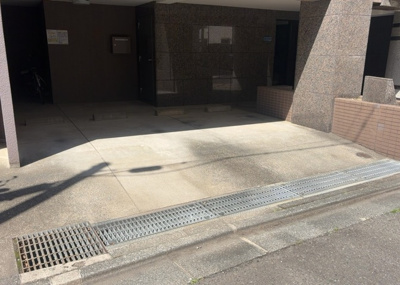 【駐車場】 | パラッツオ相模原 | 車一台あたりに必要なスペースは、標準サイズの普通自動車で横幅2m50cm、長さ5mは必要になります。ただし、乗降のことも考慮して横幅3m30cm、長さ5m50cmほどは確保できるところを選びましょう。