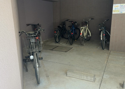 【駐輪場】 | パラッツオ相模原 | マンションの駐輪場は、事前に空きがあるか確認を取ると安心です。せっかく入居したのに駐輪スペースがない！なんてことになったら大変ですよね。そこで、内見時や購入前にはまず事前に確認しておくと良いでしょう。