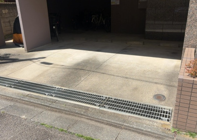 【駐車場】 | パラッツオ相模原 | 駐車場と明記されていても、最小スペースでつくられた駐車場だと大型車は駐車できなかったり、出入りしにくくなったりする可能性があります。お車のサイズと購入したい物件の駐車場のサイズを現地で確認しましょう。