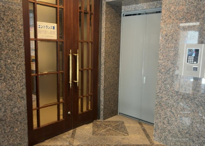 【ロビー】 | パラッツオ相模原 | ラウンジは、マンションの共用スペースに椅子やテーブルなどを配置した利用者が寛げる空間です。屋内型ラウンジと屋外型ラウンジがあります。共用部分の管理状況と合わせて、詳細については現地でご確認ください。