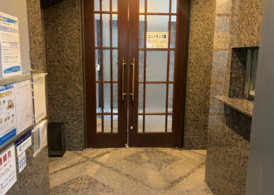 【ロビー】 | パラッツオ相模原 | ロビーというと、エントランスと何がちがうの？と思いますよね。実はロビーとエントランスには明確な決まりはありません。物件によっては、エントランスを入って広がるある程度の広さのある空間がロビーとなります。