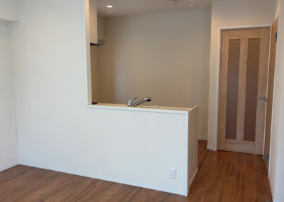 【キッチン】 | パラッツオ相模原 | L型アイランドタイプは、キッチンからダイニングにもリビングにも目が行き届くので、とても使いやすい配置です。L字型独立タイプは、キッチンを独立させてるためLDKというよりもLDといった様なイメージです。