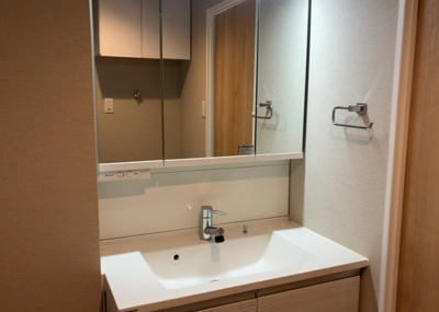 【独立洗面台】 | パラッツオ相模原 | 洗面化粧台では顔を洗ったり、身だしなみを整えることが本来の使い方ですが、用途によっては洗面化粧台に求められる機能が違ってくるため、ご自身や家族のライフスタイルに合ったものを選ぶことをおすすめ致します。