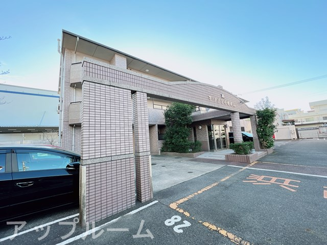 マ・メゾン小牧原 南館の駐車場