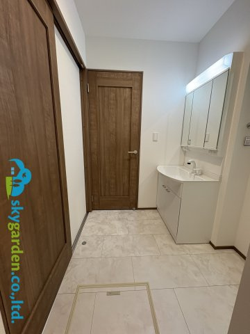 藤沢市大庭5221番　新築戸建　全3棟 A号棟の脱衣所|毎日通る玄関はこちらです