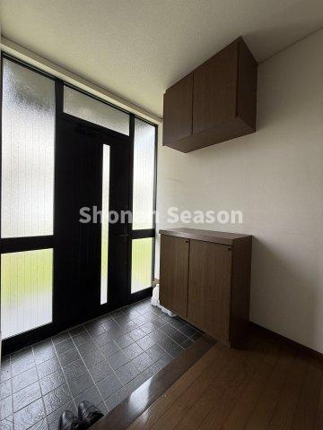 【現地画像あり】中郡大磯町月京　中古戸建　53.47坪の玄関|柔らかな陽光がたっぷり降り注ぐ玄関スペースです♪