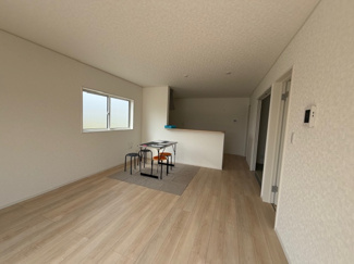 【居間・リビング】 | 山県市東深瀬新築建売限定1邸！お車並列3台可能！インナーバルコニーのあるお家！ | 山県市東深瀬新築建売限定1邸！お車並列3台可能！インナーバルコニーのあるお家！