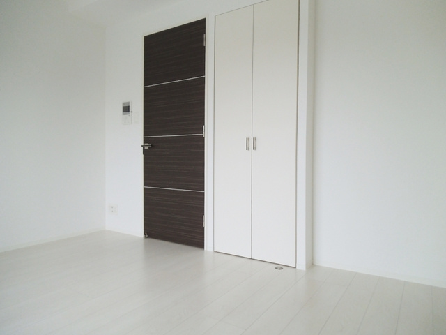 ブランノアール北赤羽の居間・リビング|木製の扉がオシャレです☆