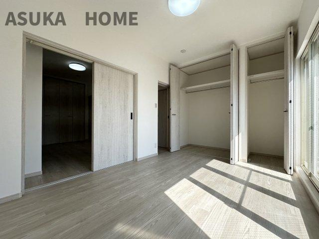 杉田5丁目　中古戸建の居間・リビング|壁があることで食器棚も置ける設計になっているので家具の配置のご相談もお任せください。