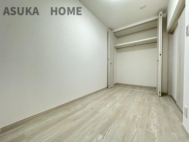 杉田5丁目　中古戸建の独立洗面台|三面鏡の独立洗面台は朝の身支度にも重宝できる仕様です。
