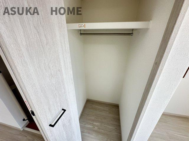 杉田5丁目　中古戸建の設備|キッチン横には収納や物置などもおけるパントリースペースがございます。