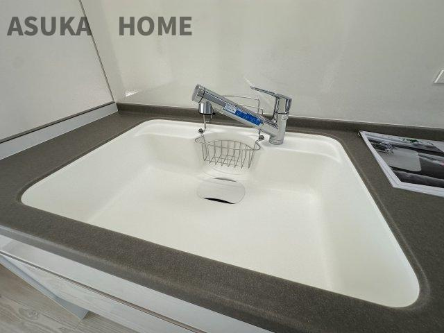 杉田5丁目　中古戸建の洋室|収納は壁一面にあるクローゼットで荷物が多い方も安心です。
